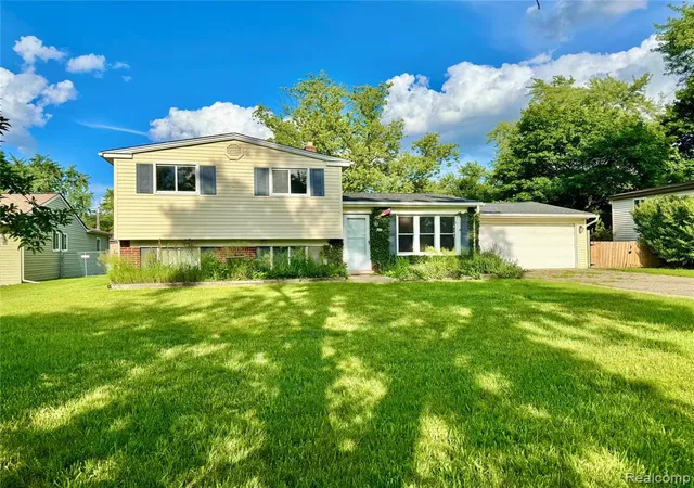 Homes for sale in Waterford, MI | 1114 Airport Rd, Waterford, MI 48327 | MLS# 61002705