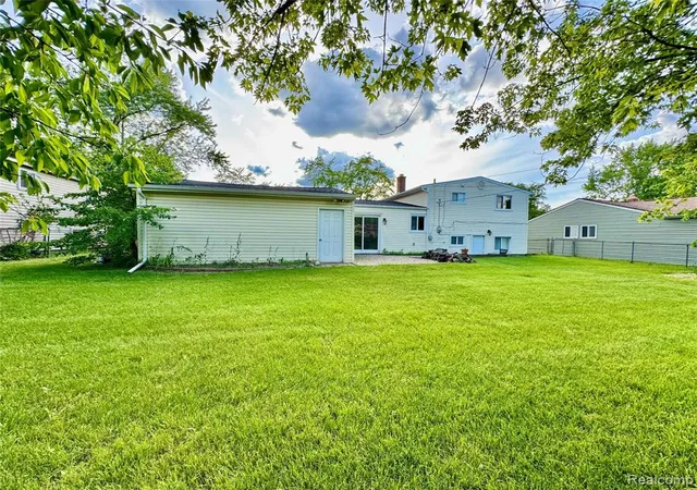 Homes for sale in Waterford, MI | 1114 Airport Rd, Waterford, MI 48327 | MLS# 61002705