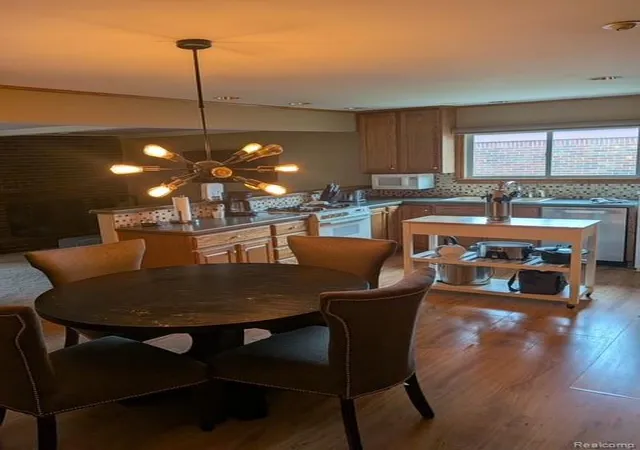 2nd image of 35209 Cathedral Dr, Sterling Heights, MI 48312 | MLS# 61019464