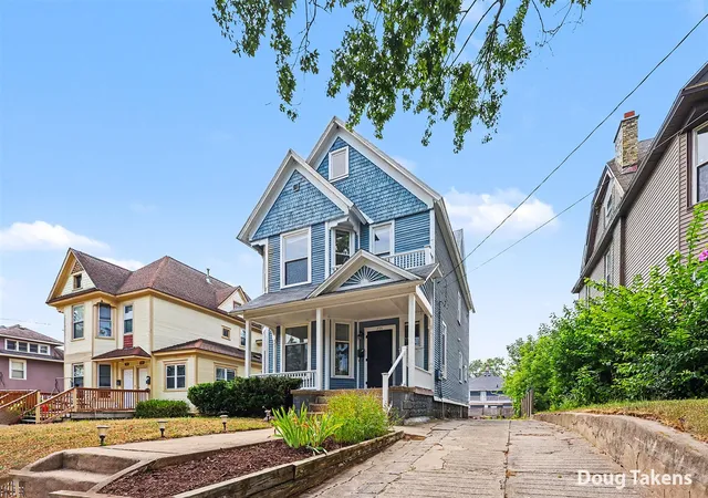 Photo 2 of Sale Pending at 735 Paris Ave, Grand Rapids, MI 49503 | MLS# 70547143 | Listing updated on 2026-09-10