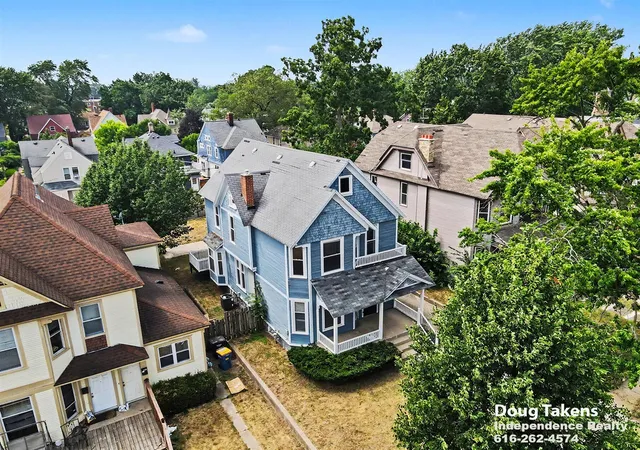 Photo 3 of Sale Pending at 735 Paris Ave, Grand Rapids, MI 49503 | MLS# 70547143 | Listing updated on 2026-09-10