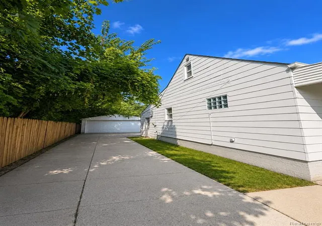 Photo 3 of Single family home for sale at 23743 Lorraine Ave, Warren, MI 48089 1737 | MLS# 61024744 | Listing updated on 2026-09-04