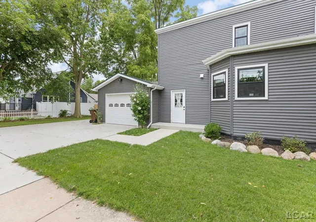 Photo 4 of Single family home for sale at 215 W Shawnee St, Tecumseh, MI 49286 | MLS# 50219611 | Listing updated on 2026-08-26