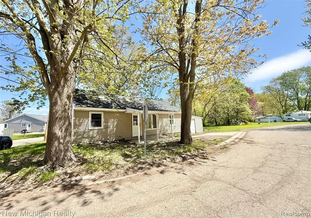Homes for sale in Lapeer, MI | 300 Georgia Dr, Lapeer, MI 48446 | MLS# 60991292