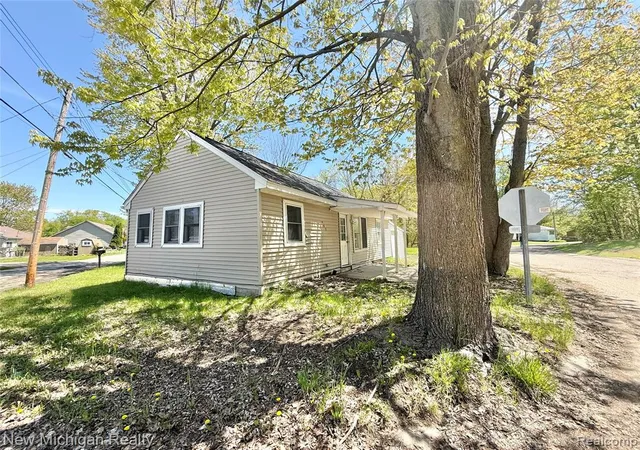 Homes for sale in Lapeer, MI | 300 Georgia Dr, Lapeer, MI 48446 | MLS# 60991292
