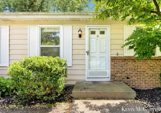 Photo 3 of Sale Pending at 2722 Vassar Dr, Grand Rapids, MI 49506 | MLS# 70543680 | Listing updated on 2026-09-26