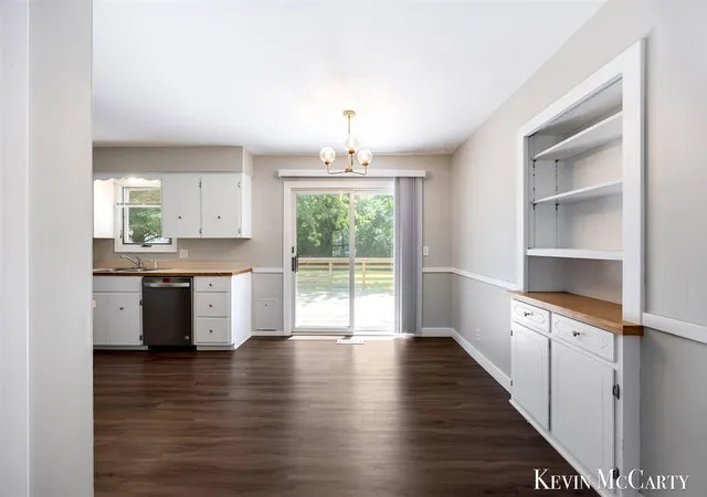 Photo 4 of Sale Pending at 2722 Vassar Dr, Grand Rapids, MI 49506 | MLS# 70543680 | Listing updated on 2026-09-26