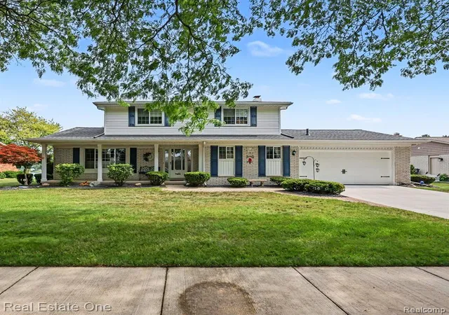 Photo 2 of Single family home for sale at 1524 3 Lakes Dr, Troy, MI 48085 | MLS# 61013247 | Listing updated on 2026-07-22
