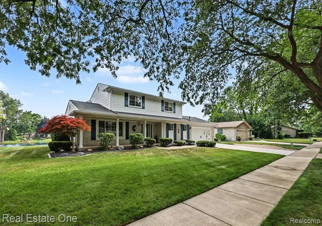 Photo 3 of Single family home for sale at 1524 3 Lakes Dr, Troy, MI 48085 | MLS# 61013247 | Listing updated on 2026-07-22