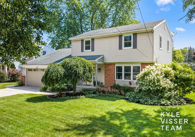 Photo 2 of Single family home for sale at 2032 Edgewood Ave, Grand Rapids, MI 49546 | MLS# 70545292 | Listing updated on 2026-09-14