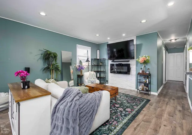 Photo 3 of Sale Pending at 21613 Parkway St, Saint Clair Shores, MI 48082 | MLS# 50219799 | Listing updated on 2026-08-31