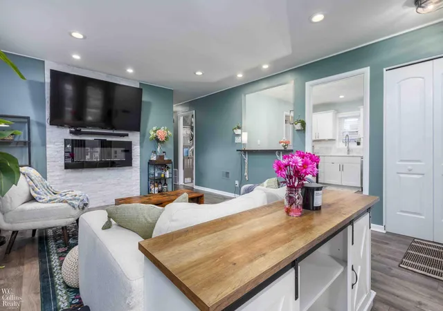 Photo 3 of Sale Pending at 21613 Parkway St, Saint Clair Shores, MI 48082 | MLS# 50219799 | Listing updated on 2026-08-31