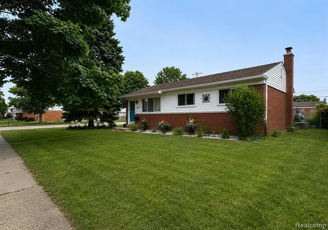Homes for sale in Fraser, MI | 33564 Vista Way Way, Fraser, MI 48026 | MLS# 61004829