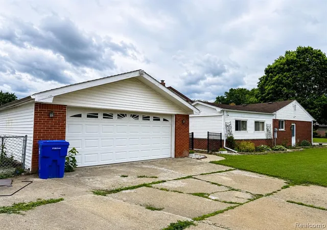 Homes for sale in Fraser, MI | 33564 Vista Way Way, Fraser, MI 48026 | MLS# 61004829
