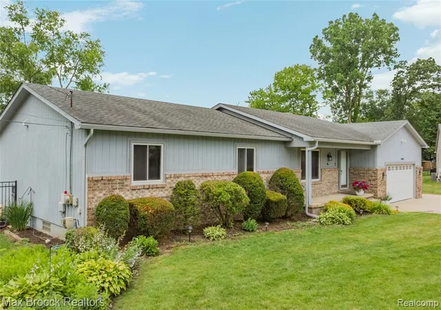 Photo 4 of Single family home for sale at 2000 Matthew St, Commerce Township, MI 48390 | MLS# 61015085 | Listing updated on 2026-08-15