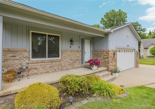 Photo 5 of Single family home for sale at 2000 Matthew St, Commerce Township, MI 48390 | MLS# 61015085 | Listing updated on 2026-08-15