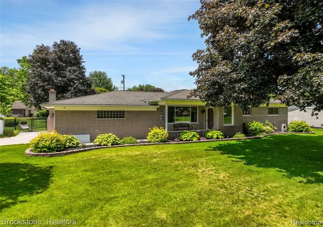 Homes for sale in Shelby Township, MI | 6042 Ravenswood Dr, Shelby Township, MI 48316 | MLS# 61001597