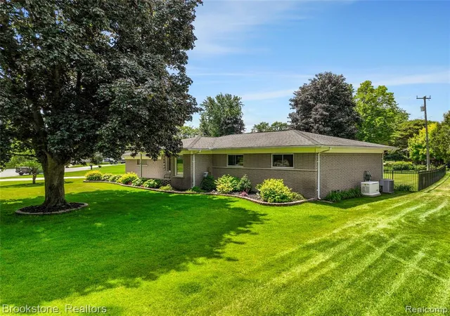 Homes for sale in Shelby Township, MI | 6042 Ravenswood Dr, Shelby Township, MI 48316 | MLS# 61001597
