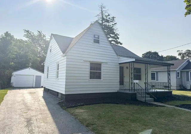 Photo 2 of Single family home for sale at 707 Burns St, Essexville, MI 48732 | MLS# 50217929 | Listing updated on 2026-08-14