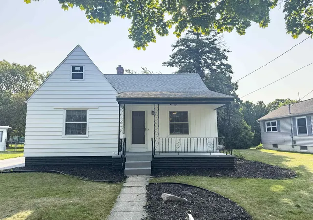 Photo 3 of Single family home for sale at 707 Burns St, Essexville, MI 48732 | MLS# 50217929 | Listing updated on 2026-08-14