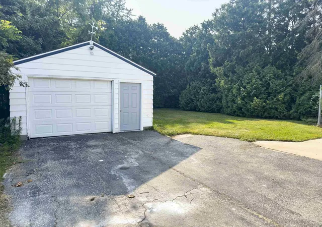 Photo 3 of Single family home for sale at 707 Burns St, Essexville, MI 48732 | MLS# 50217929 | Listing updated on 2026-08-14