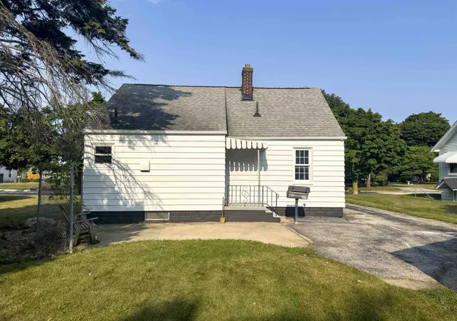 Photo 4 of Single family home for sale at 707 Burns St, Essexville, MI 48732 | MLS# 50217929 | Listing updated on 2026-08-14