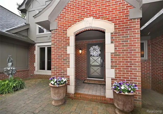 3rd image of 102 Kirksway Ln, Lake Orion, MI 48362 2275 | MLS# 61023386