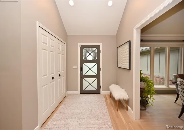 4th image of 102 Kirksway Ln, Lake Orion, MI 48362 2275 | MLS# 61023386