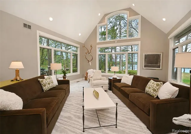 5th image of 102 Kirksway Ln, Lake Orion, MI 48362 2275 | MLS# 61023386