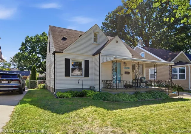 Photo 3 of Sale Pending at 125 S Edgeworth Ave, Royal Oak, MI 48067 3933 | MLS# 61025102 | Listing updated on 2026-09-13