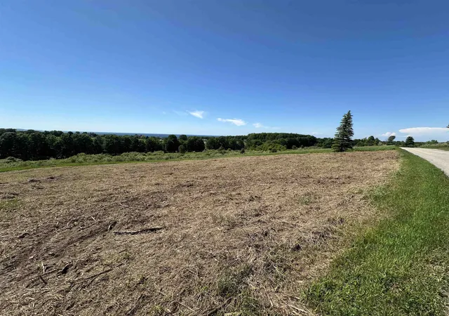 4th image of 12 Foxview Dr, Charlevoix, MI 49720 | MLS# 80069621