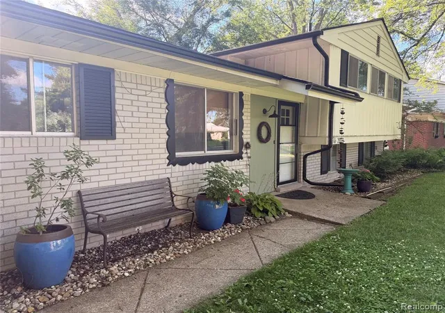 Photo 2 of Sale Pending at 29191 Bannockburn St, Farmington Hills, MI 48334 | MLS# 61019014 | Listing updated on 2026-08-30