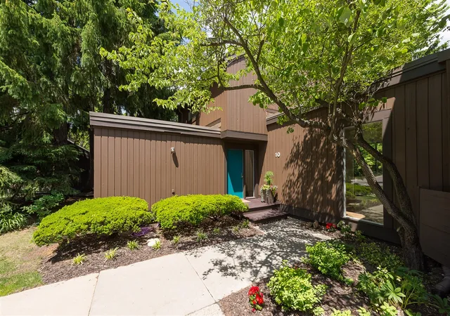 3rd image of 10 Westbury Ct, Ann Arbor, MI 48105 | MLS# 70536724