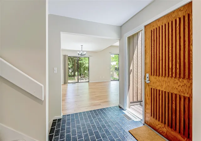 5th image of 10 Westbury Ct, Ann Arbor, MI 48105 | MLS# 70536724