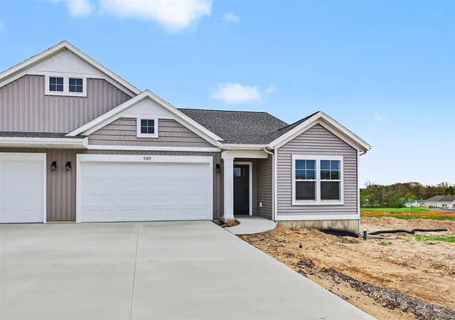 Homes for sale in Comstock Park, MI | 949 Scioto Dr, Comstock Park, MI 49321