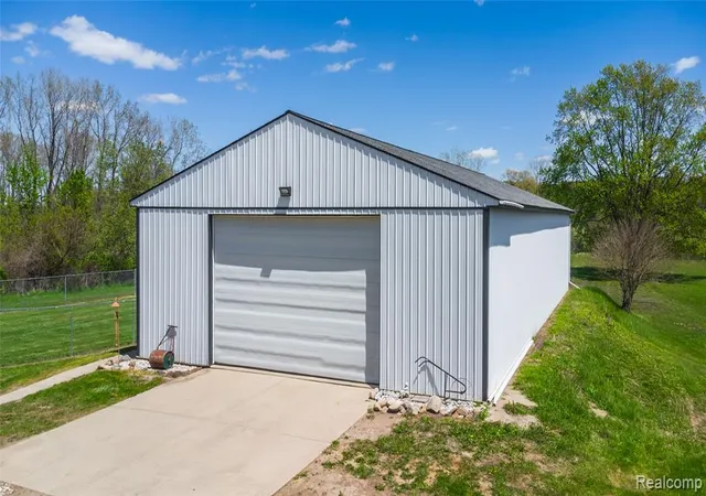 3rd image of 4240 Sheridan Rd, Flushing, MI 48433 | MLS# 60993433