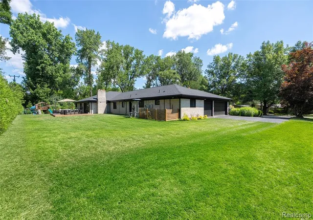 Photo 3 of Single family home for sale at 30695 Bruce Ln, Franklin, MI 48025 | MLS# 61018691 | Listing updated on 2026-08-29