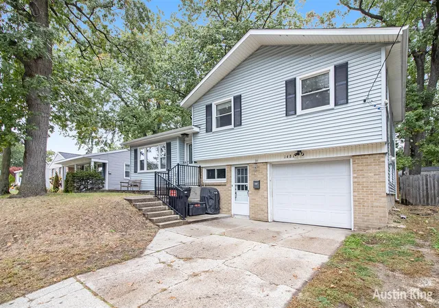 Photo 2 of Single family home for sale at 1481 Southlawn Dr, Wyoming, MI 49509 | MLS# 70499941 | Listing updated on 2025-11-04