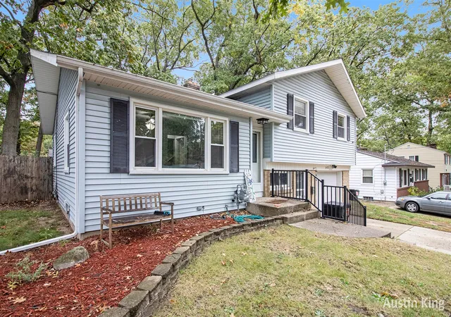 Photo 3 of Single family home for sale at 1481 Southlawn Dr, Wyoming, MI 49509 | MLS# 70499941 | Listing updated on 2025-11-04