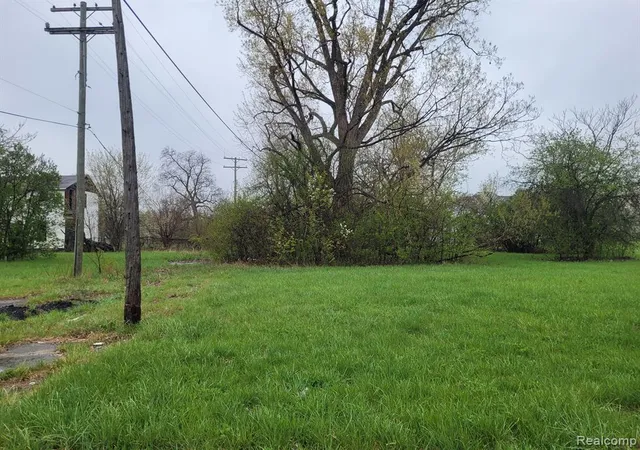 Photo 2 of Sale Pending at 2427 Ash St, Detroit, MI 48208 | MLS# 60210033 | Listing updated on 2025-08-15