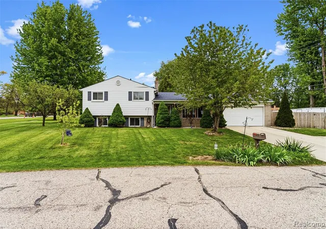 Homes for sale in Shelby Township, MI | 4821 Shelbyshire Dr, Shelby Township, MI 48316 | MLS# 60994838