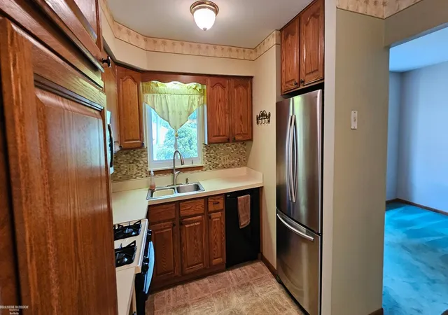 Photo 4 of Sale Pending at 42933 Buckingham Dr, Sterling Heights, MI 48313 | MLS# 50219576 | Listing updated on 2026-09-05