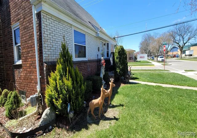 Photo 3 of Single family home for sale at 14301 Manhattan St, Oak Park, MI 48237 | MLS# 61021187 | Listing updated on 2026-08-31