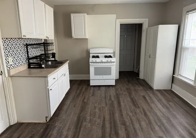 Listing Photo 4 - Condo for sale in building located at 939 Prospect Ave, Grand Rapids, MI 49503