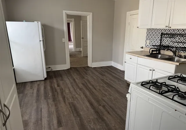 Listing Photo 5 - Condo for sale in building located at 939 Prospect Ave, Grand Rapids, MI 49503