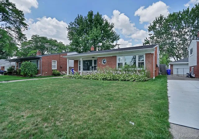 Photo 3 of Single family home for sale at 31335 Slumber Ln, Fraser, MI 48026 2455 | MLS# 61009129 | Listing updated on 2026-09-11