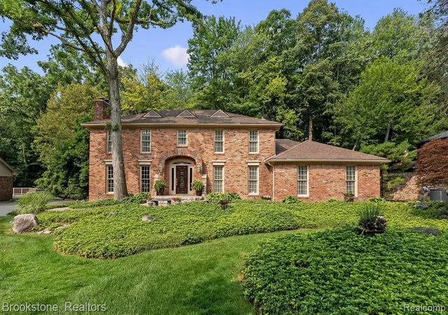 Photo 2 of Sale Pending at 6521 Red Oak Dr, Troy, MI 48098 | MLS# 61016714 | Listing updated on 2026-08-10