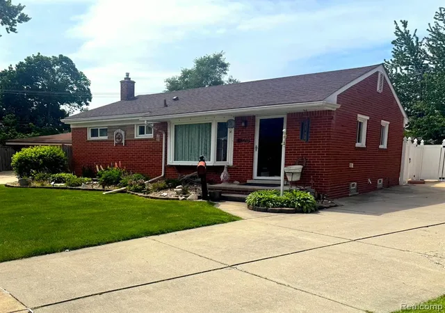 Photo 4 of Single Family Residence at 4300 Evans St, Wayne, MI 48184 | MLS# 60998383 | | Sold on 2026-06-29