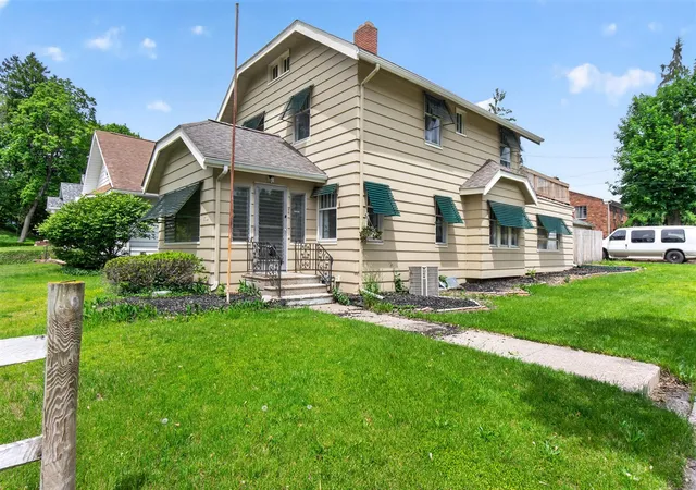 Homes for sale in Jackson, MI | 802 Oakridge Dr, Jackson, MI 49203 | MLS# 70534987