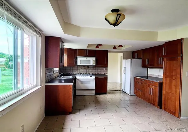 Photo 4 of Single family home for sale at 35347 Alta Vista Dr, Sterling Heights, MI 48312 | MLS# 60995305 | Listing updated on 2026-07-07